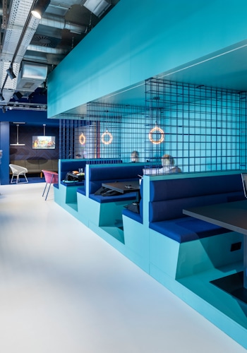 Social Hub Vienna Hospitality design by Studio Königshausen. Our primary focus was elevating the communal experience, particularly within the lobby area. We aimed to maintain an open, diverse, playful atmosphere while carving out intimate and inviting spaces. 